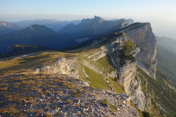 Vue sur les escarpements rocheux calcaires du massif de la Chartreuse depuis le sommet de la dent de Crolles (Alpes, France)