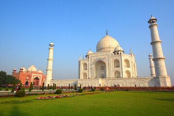 Obraz premium View of the Taj Mahal at sunrise is an ivory-white marble mausoleum on the right bank of the river Yamuna in Agra 