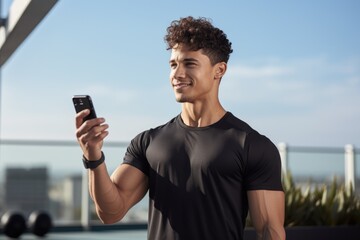 A young fitness blogger or personal trainer effectively guides online exercise sessions using a smartphone.