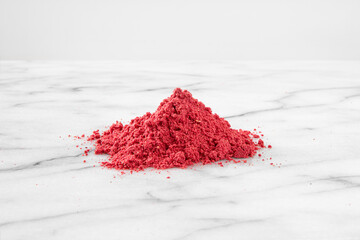 Dehydrated raspberry powder with raspberries on the side