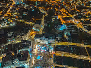 Vista aérea noturna de Valparaiso, Chile. Céu muito escuro e sombras dramáticas.