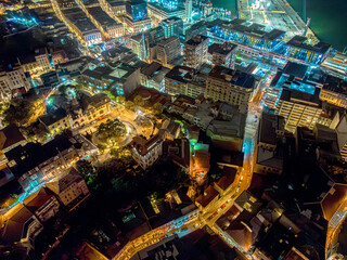 Obraz premium Vista aérea noturna de Valparaiso, Chile. Céu muito escuro e sombras dramáticas.