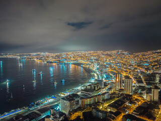 Vista aérea noturna de Valparaiso, Chile. Céu muito escuro e sombras dramáticas.