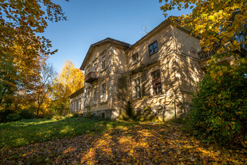 The Forgotten Renaissance Manor: A Cinematic Setting in Europe