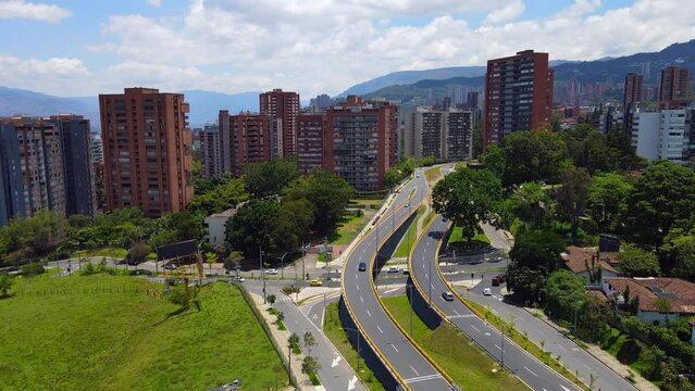 Video a&eacute;reo realizado con drone, sobre la avenida 34 en el barrio El Poblado, Medell&iacute;n, Colombia.