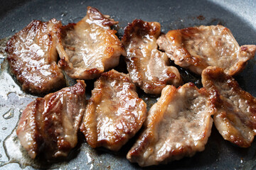 牛肉(中落ちカルビ焼肉用)をフライパンで焼く調理シーン。
