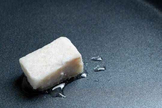 フライパンで牛脂を加熱して融ける調理シーン。
