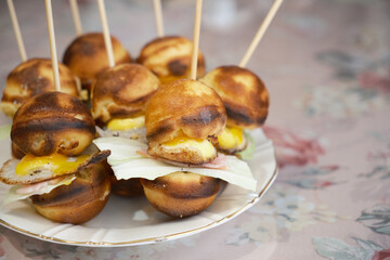 お皿にのったミニバーガー