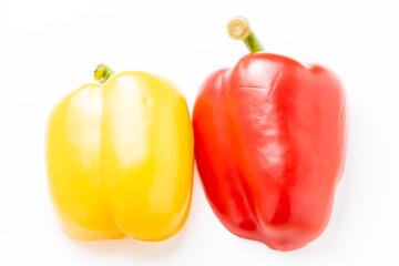 半分に切った赤パプリカと黄パプリカ。(白バック)
