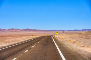 Fototapeta na wymiar Estrada Rota 23 que liga Calama até San Pedro de Atacama no Chile cercada pelo deserto.