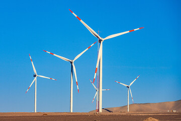 Estruturas de energia eólica na estrada Rota 23 que liga Calama até San Pedro de Atacama no Chile cercada pelo deserto. © Paulo