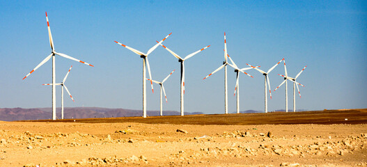 Estruturas de energia eólica na estrada Rota 23 que liga Calama até San Pedro de Atacama no Chile...