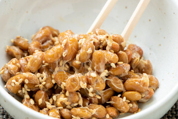 納豆と炒りごまを箸で混ぜる。
