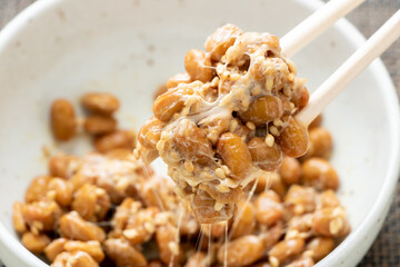 納豆と炒りごまを箸で混ぜて箸上げ。