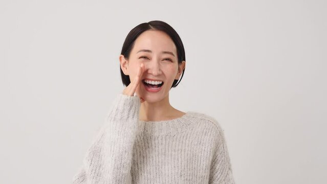 応援する中年女性　白背景
