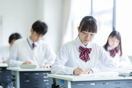 試験を受ける高校生