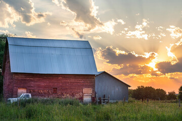 Montana barn with sunset - obrazy, fototapety, plakaty