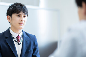 面談を受ける高校生