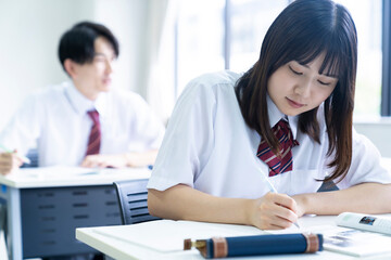 授業を受ける高校生