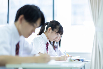授業を受ける高校生