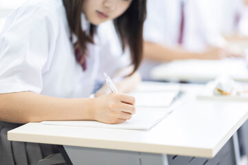 授業を受ける高校生