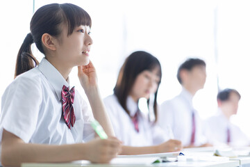 授業を受ける高校生