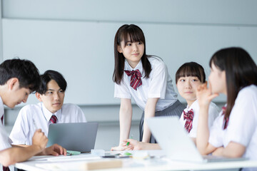 グループワークをする高校生