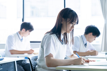 Obraz premium 授業を受ける高校生