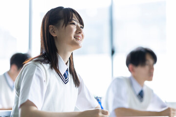 授業を受ける高校生