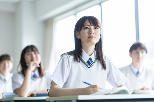 授業を受ける高校生