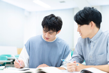 個別指導を受ける高校生