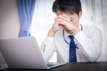 悩むビジネスマン　worried businessman