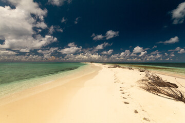 Fototapeta na wymiar white sand beach in beautiful island, san andres colombia 