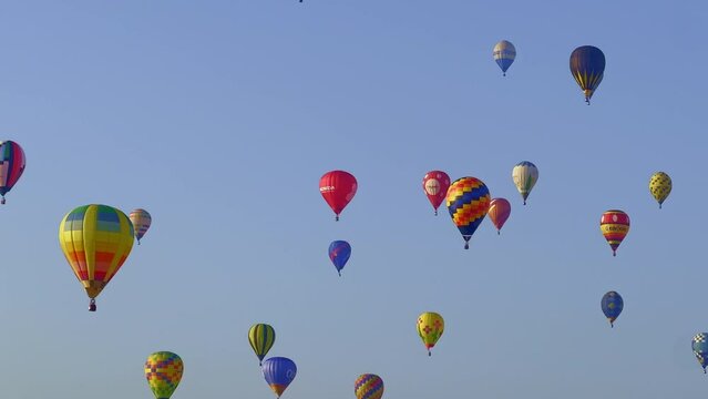 空に浮かぶ熱気球 バルーン