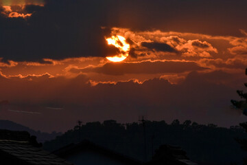 雲に隠れる夕日