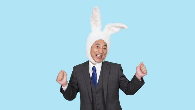 うさぎの被り物をかぶって踊る中年ビジネスマン