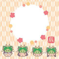 辰の帽子をかぶった家族　新年の挨拶2024 正方形　余白あり