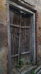 Fototapeta na wymiar old door in abandoned house