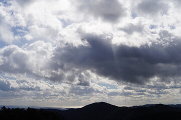 【伊勢志摩】低い雲から差し込む光芒と伊勢志摩の風景