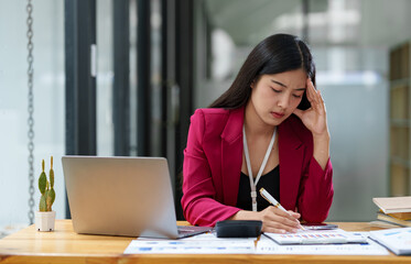 Obraz premium tired business woman sleepy and bored from sitting at a desk for a long time and has office syndrome