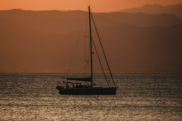 Barco navegando al atardecer