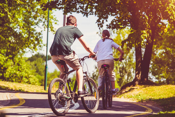 Obraz premium Cyclists ride on the bike path in the city Park 