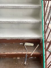 外部鉄骨階段にて長尺シート作業にてウレタン防水塗布