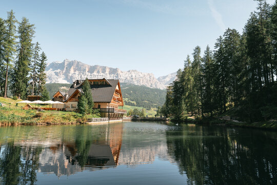 Lago Sompunt im Alta Badia Tal am Fu&szlig;e des Heiligkreuzkofel in den Dolomiten