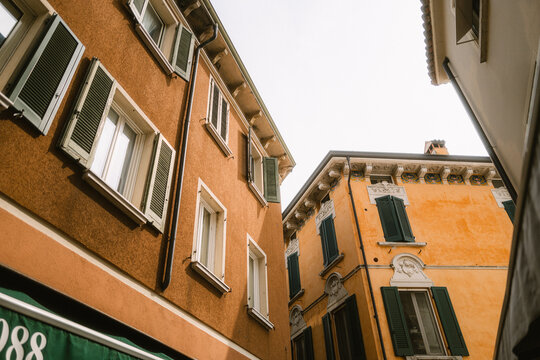 H&auml;userfassaden in schmaler Gasse in Sirmione
