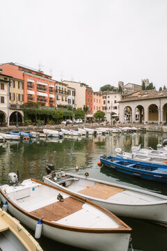 Boote im Hafen von Desenzano am Gardasee