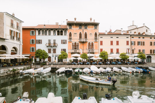 Boote im Hafen von Desenzano am Gardasee