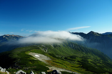 山を越えてゆく雲