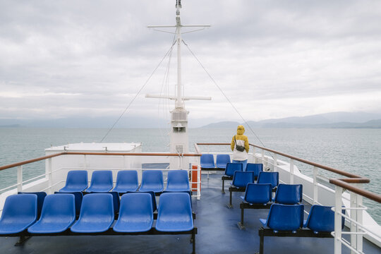 Person auf dem obersten Deck einer F&auml;hre auf dem Gardasee
