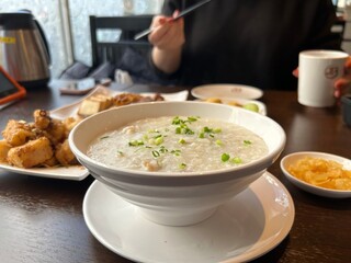 ピータンと豚肉入りお粥　皮蛋粥